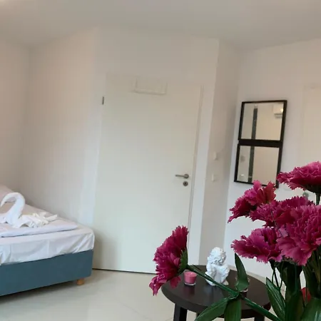 Lovely Studio West 6 Apartment *